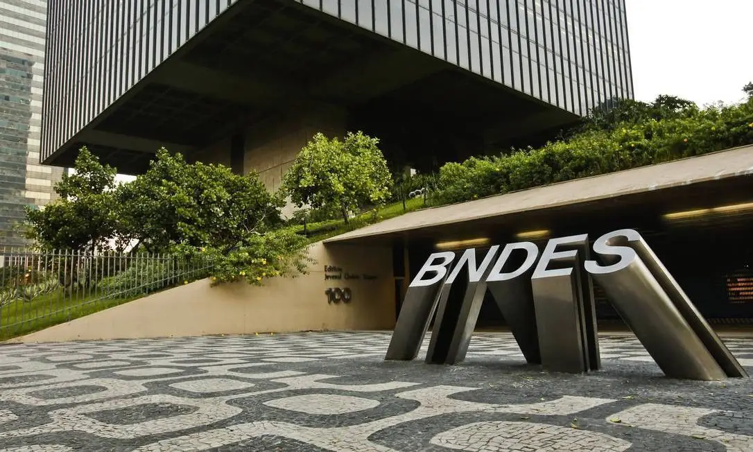 O Banco Nacional de Desenvolvimento Econômico e Social (BNDES) divulgou nesta terça-feira (11) seus resultados referentes ao primeiro trimestre de 2023. De acordo com o relatório, o banco apresentou um lucro líquido recorrente de R$1,7 bilhão no período, o que representa uma queda de 28,4% em relação ao mesmo período do ano anterior.