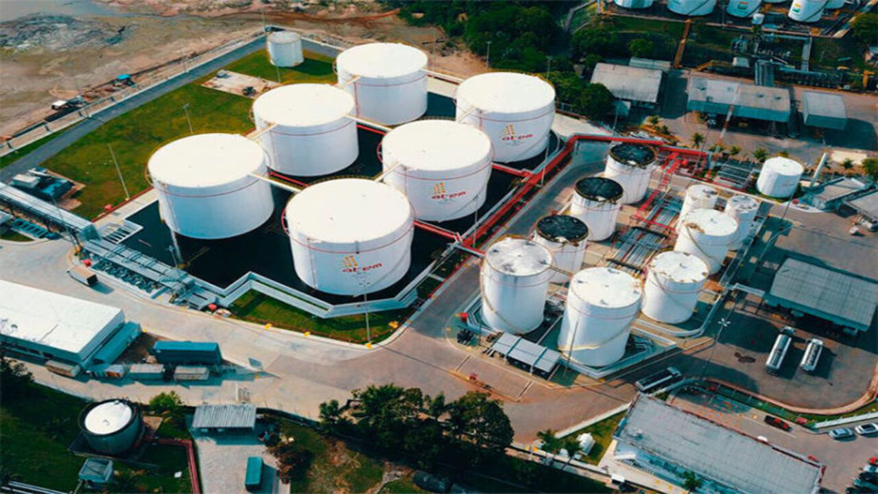 A política de preços da Petrobras tem sido motivo de muitas discussões nos últimos anos, principalmente após a empresa adotar, em 2016, uma política de preços baseada na paridade com o mercado internacional de petróleo. Essa política, chamada de Preço de Paridade Internacional (PPI), se traduziu em constantes altas e quedas dos preços dos combustíveis, gerando insatisfação dos consumidores e críticas de políticos.