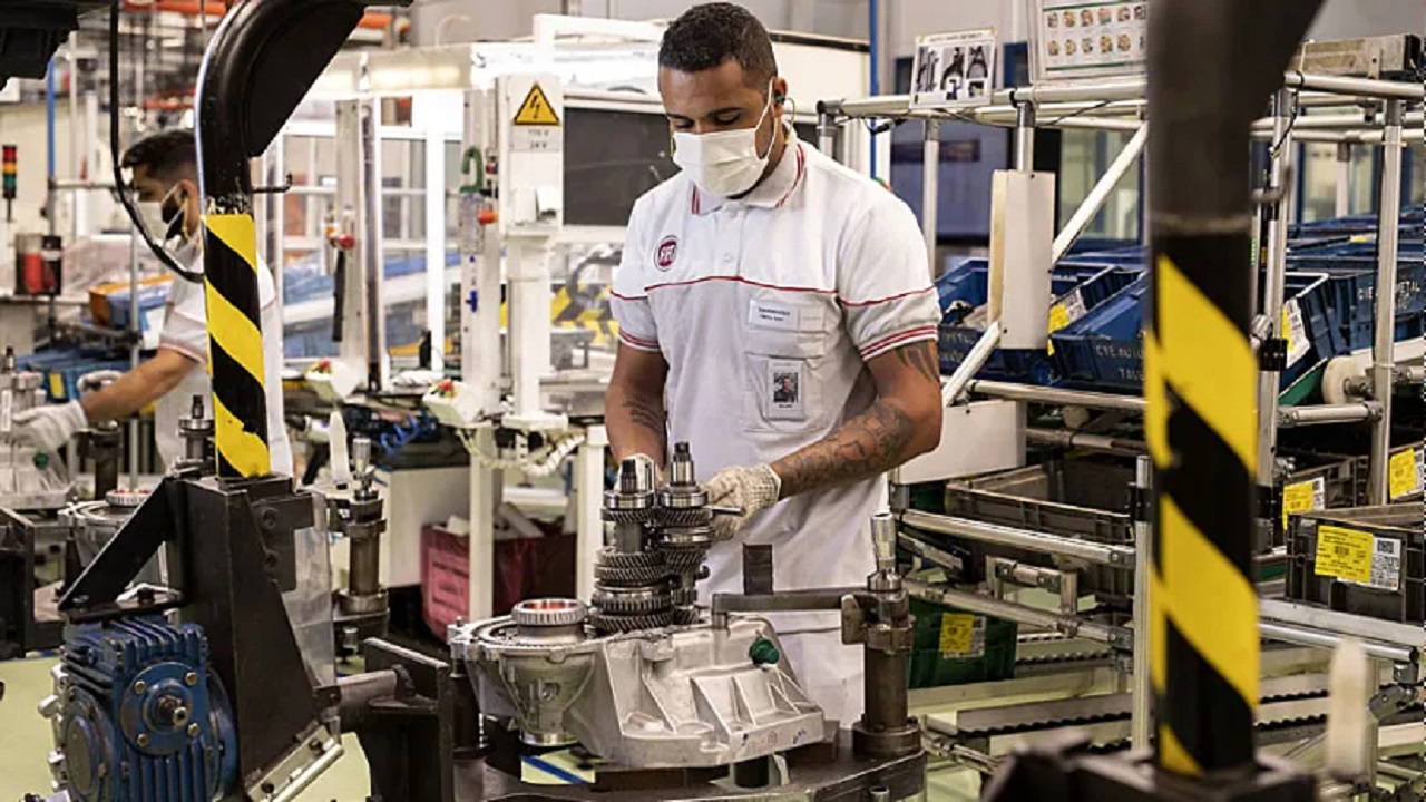 Stellantis abre processo seletivo com 1.200 vagas de emprego sem experiência para jovens de Minas Gerais, Pernambuco e São Paulo