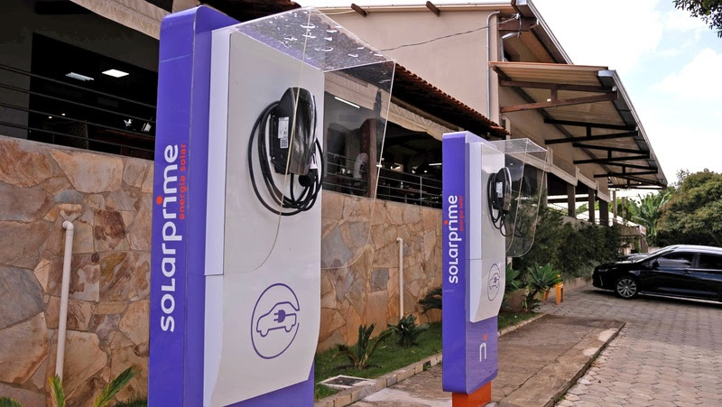 eletroposto alimentado com energia solar e veículos elétricos