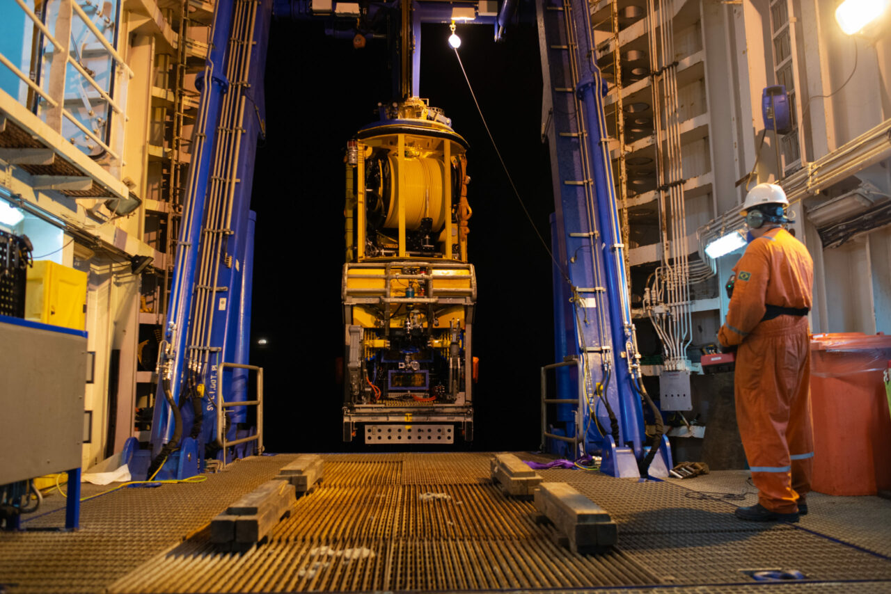 Investimento da Petrobras no campo de Tupi e a área de Iracema reflete seu compromisso em explorar o potencial do pré-sal na Bacia de Santos.