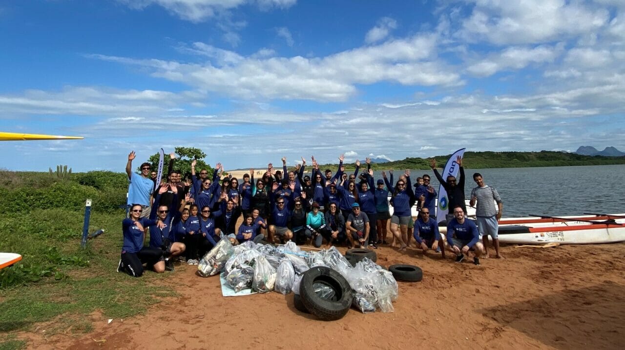 Funcionários da Ocyan na Lagoa de Imboassica, Macaé RJ