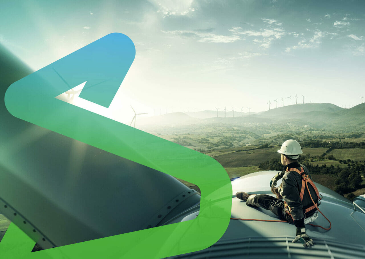 Trabalhador da Itatiaia Renováveis em cima de um aerogerador