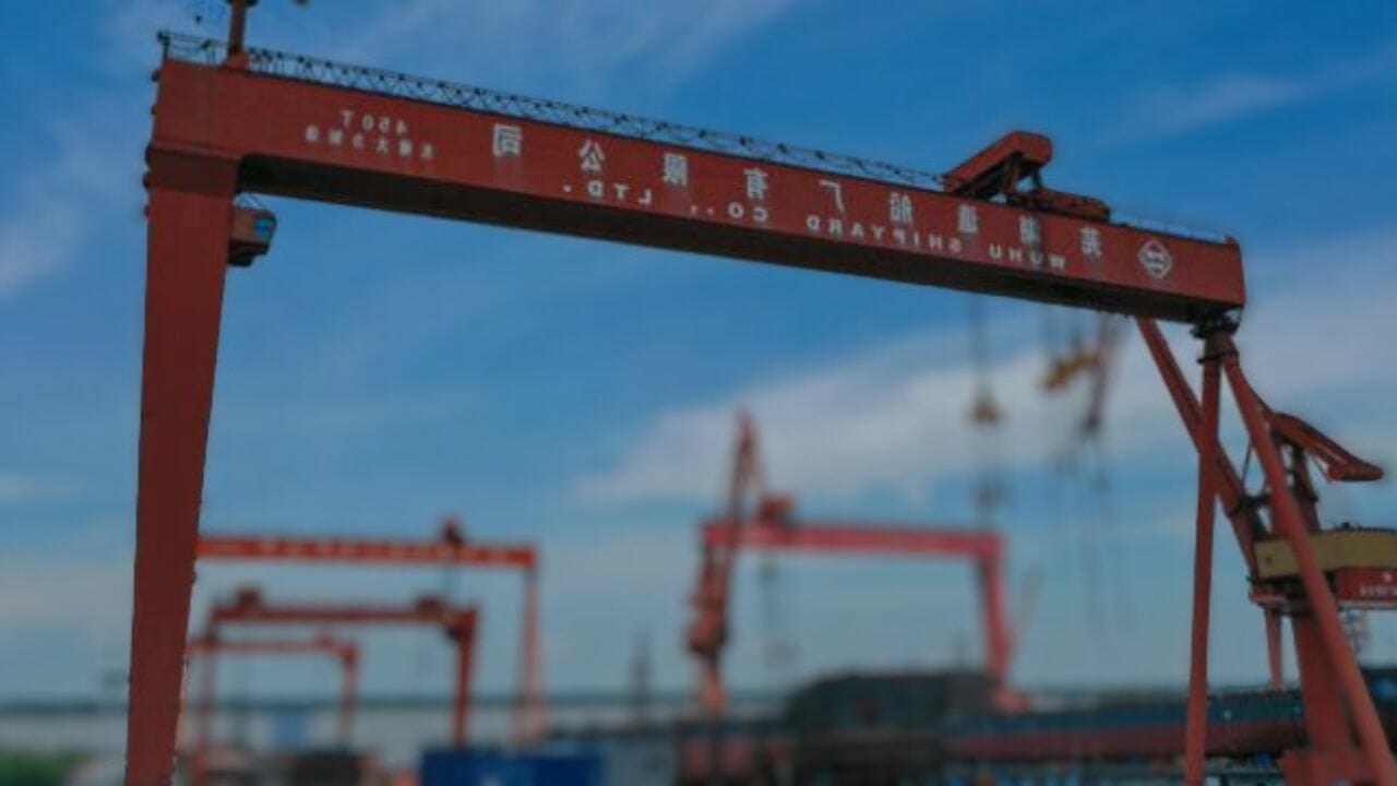 Atenção: Fortes ventos derrubam guindaste de pórtico no estaleiro Wuhu, deixando três mortos