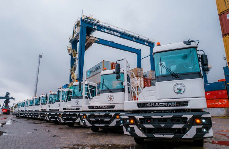Tratores elétricos em porto na cidade de Salvador, Bahia