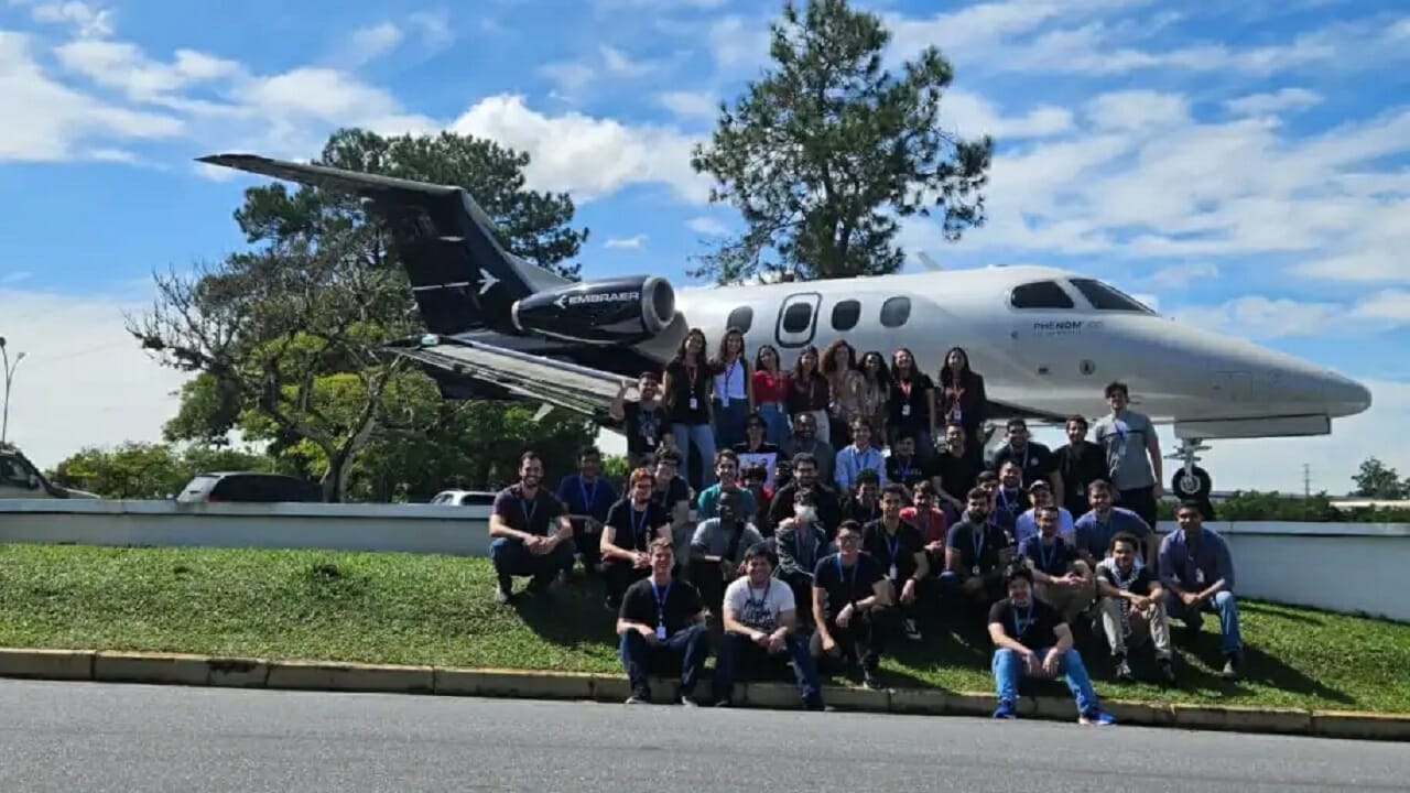 Embraer abre inscrições em programa que oferece bolsa de R$ 5 mil por mês para estudantes de todo o Brasil que sonham em trabalhar na aviação