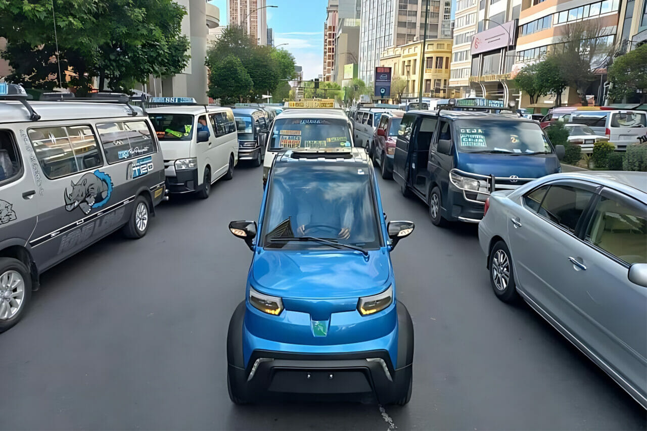 Pequeno, mas poderoso! Esse carro elétrico compacto e barato leva até três pessoas e possui 80 km de autonomia por carga