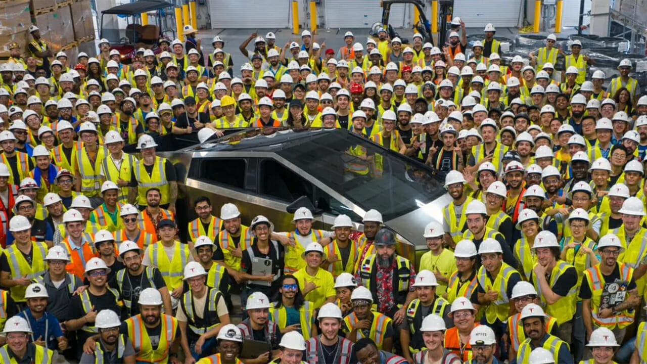 Tesla acaba de fabricar sua primeira Cybertruck em Giga Fabrica e picape elétrica deve chegar ao mercado em breve