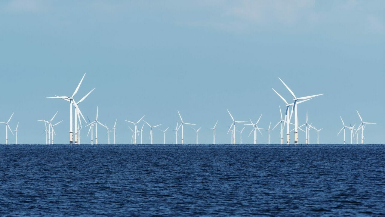 Com uma costa propícia aos ventos constantes, o Rio de Janeiro está bem posicionado para se tornar referência em energia eólica offshore.