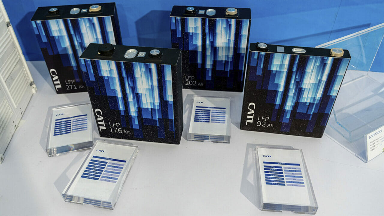 CATL revela ao mundo nova Super Bateria que promete fazer seu Carro Elétrico rodar 400 km após meros 10 minutos na tomada