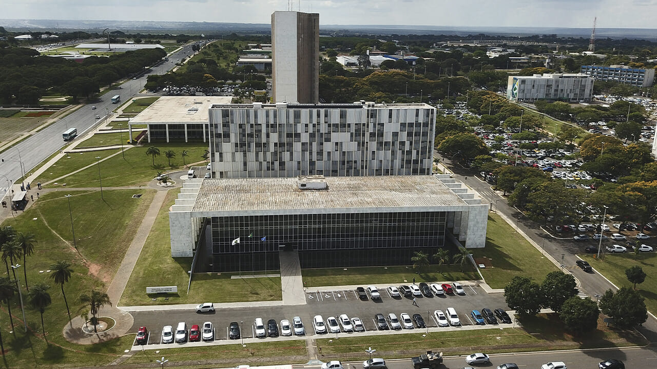 Concurso TCDF tem edital publicado com oportunidades para Analista e Auditor e salário de até R$ 20 mil