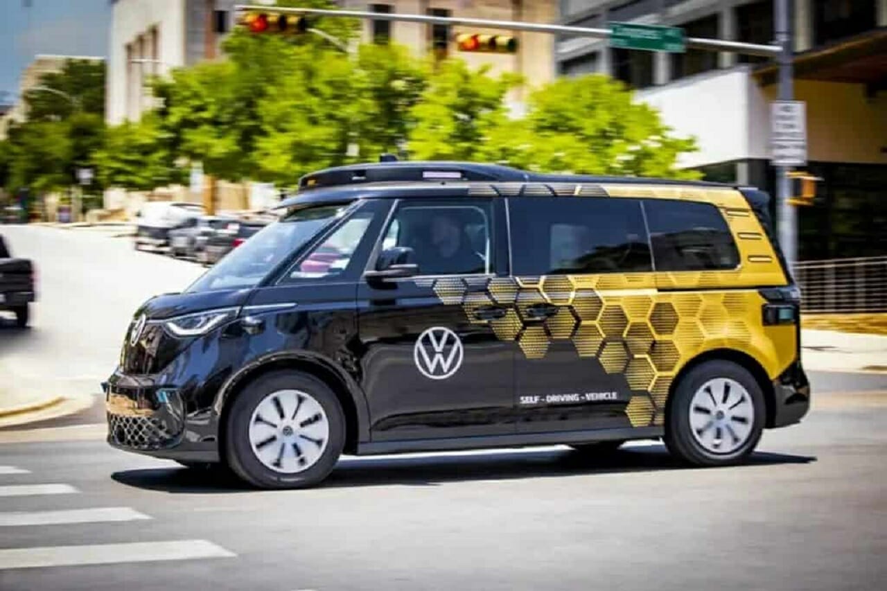 Kombi elétrica da Volkswagen que estaciona sozinha supera número de vendas da Tesla na Alemanha 