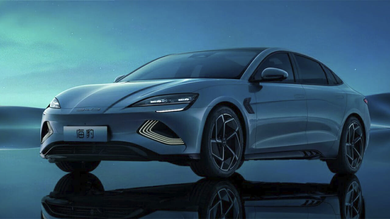 Sedã BYD Seal estreia versão híbrido Plug-in com autonomia elétrica de 200 km