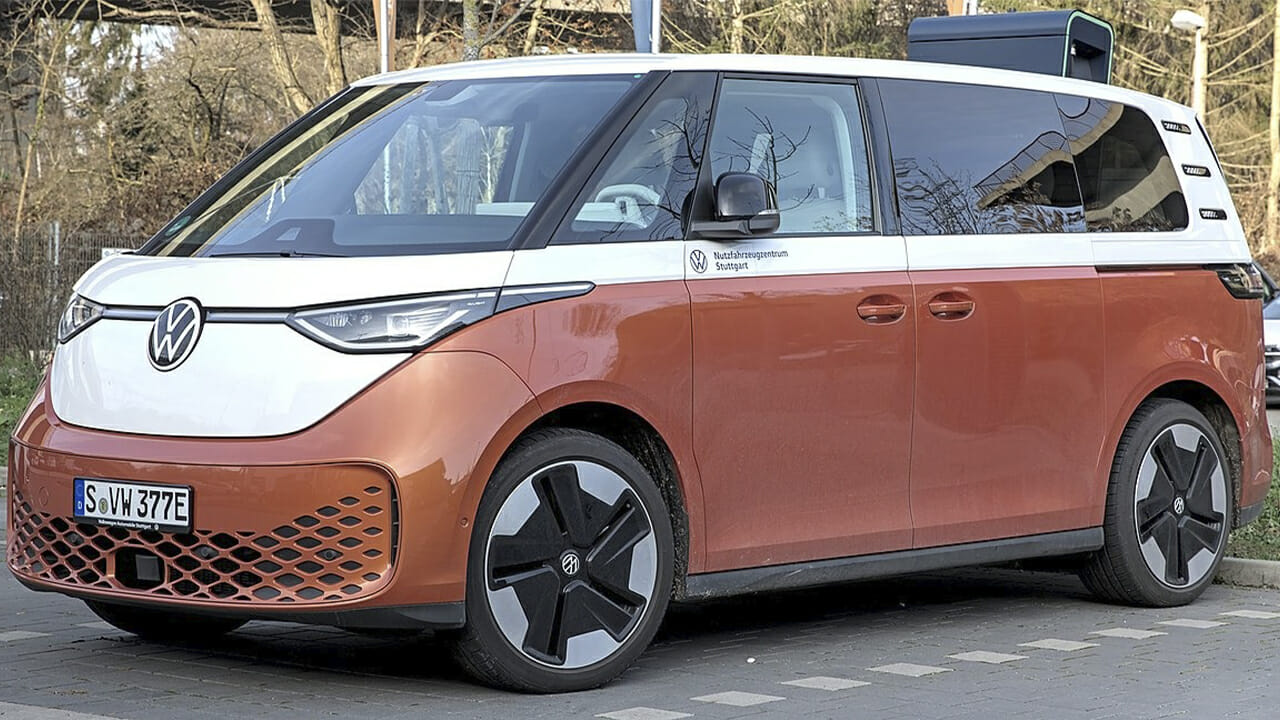 Volkswagen vende mais carros elétricos que a Tesla na Alemanha e todo o sucesso se deve à icônica Kombi Elétrica