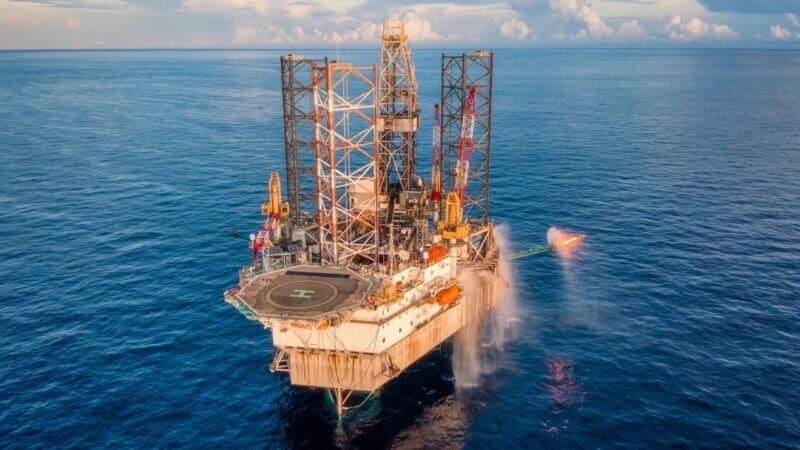 As mudanças do mercado global de petróleo causadas pelas alterações geopolíticas vêm traçando novos caminhos para a petroleira. A Petrobras investe agora em estratégias de exportação para seus comércios em foco, a Europa e a Ásia.