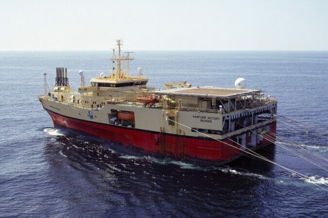 A conquista do novo contrato de pesquisa offshore, enquanto o do Brasil é adiado, reforça a dualidade de desafios e conquistas na exploração marítima. A PGS agora se prepara para as novas operações na costa africana.