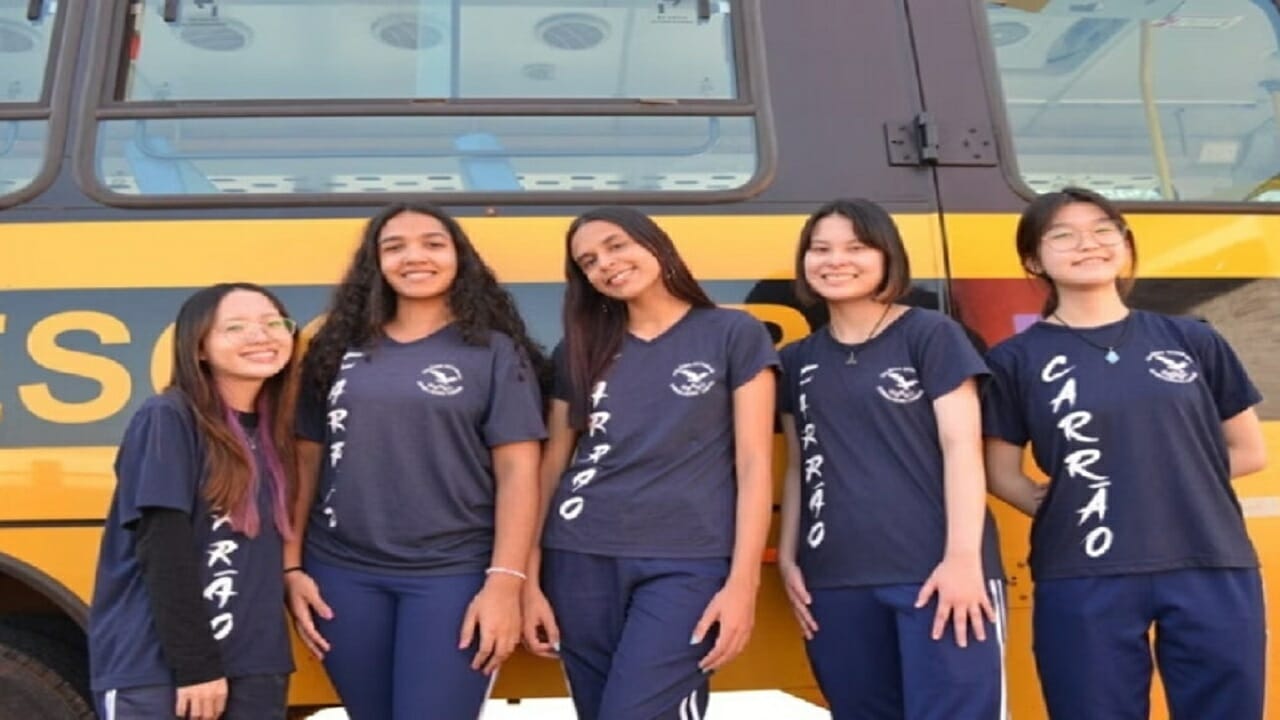 Adolescentes do Paraná convertem óleo de cozinha em combustível e fazem ônibus rodar por 7  dias sem precisar abastecer 