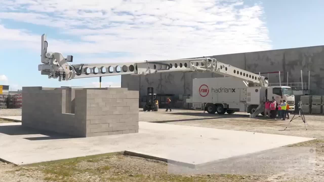 Descubra como o Hadrian X, a primeira máquina de alvenaria robótica do mundo, está revolucionando a indústria da construção. Saiba como essa inovação da FBR Limited pode erguer uma casa de quatro quartos em apenas 24 horas, oferecendo eficiência, precisão e sustentabilidade.