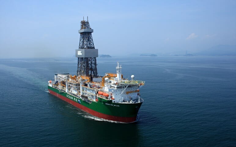 Navio sonda explorando petróleo no pré-sal dos campos da Raia Manta e Raia Pintada