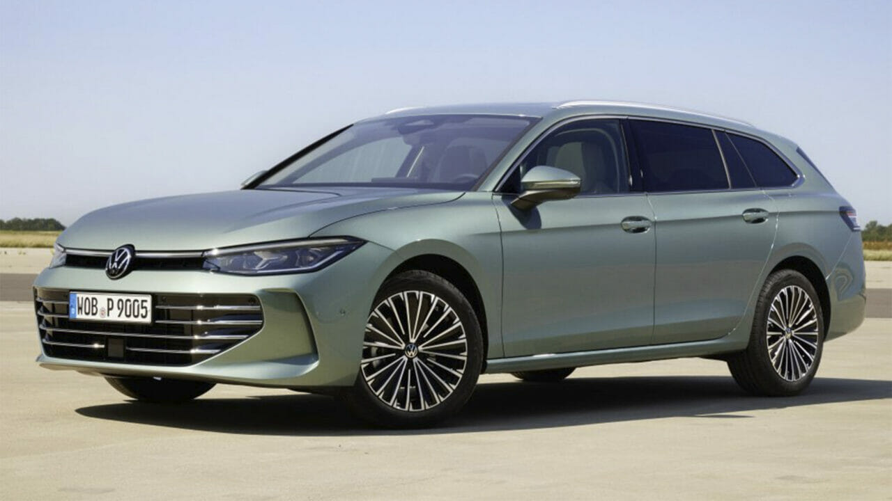 Volkswagen reveals new Passat with right to hybrid version that travels up to 100 km in electric mode