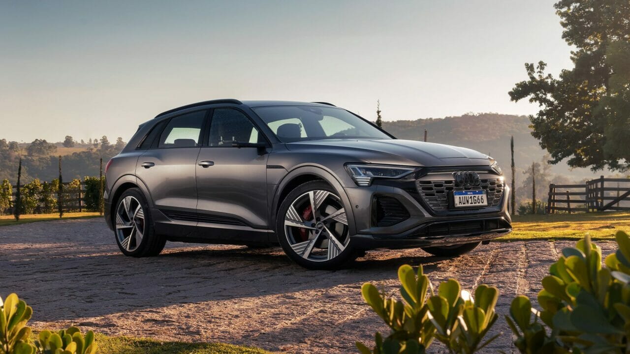 Audi Q8 e-tron desembarca no Brasil: carregamento em 30 minutos 