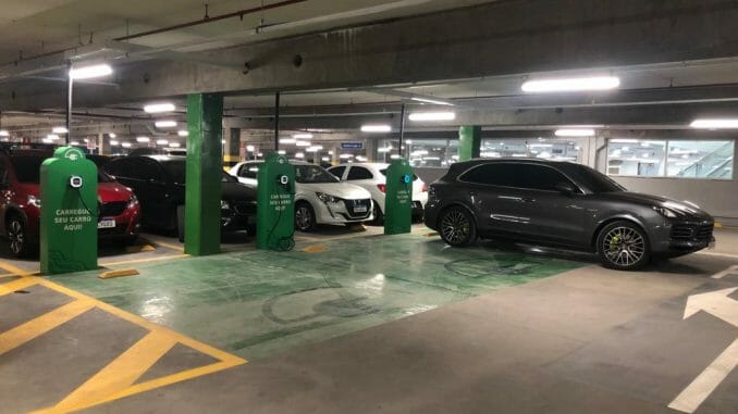 eletropostos no Assaí Atacadista carregando veículos elétricos verdes