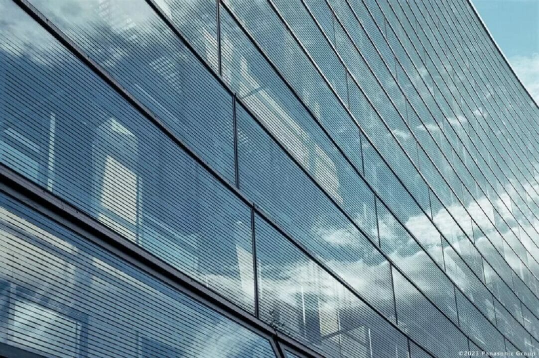 Panasonic transforma janelas comuns em geradoras de energia renovável através dos painéis solares de perovskita
