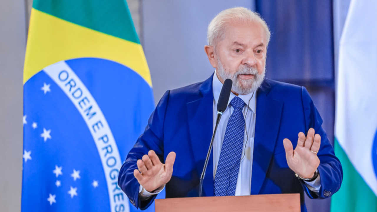 In an interview after the G20 summit, President Lula strongly defended Brazil's right to explore oil in the Equatorial Margin. He also highlighted the need for investments in renewable fuels.