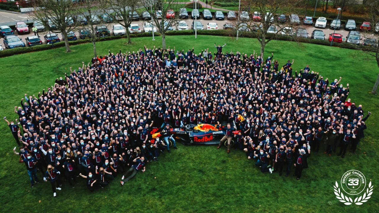 Arrume suas malas RED BULL na Inglaterra abre OPORTUNIDADES de estágio, é sua chance de trabalhar fora do Brasil, inscrição até 6 de outubro