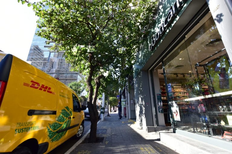 O Grupo Boticário está presente em mais de 50 países e conta hoje com mais de 4 mil lojas físicas, cerca de 15 mil colaboradores diretos e é líder nacional em e‑commerce de beleza.