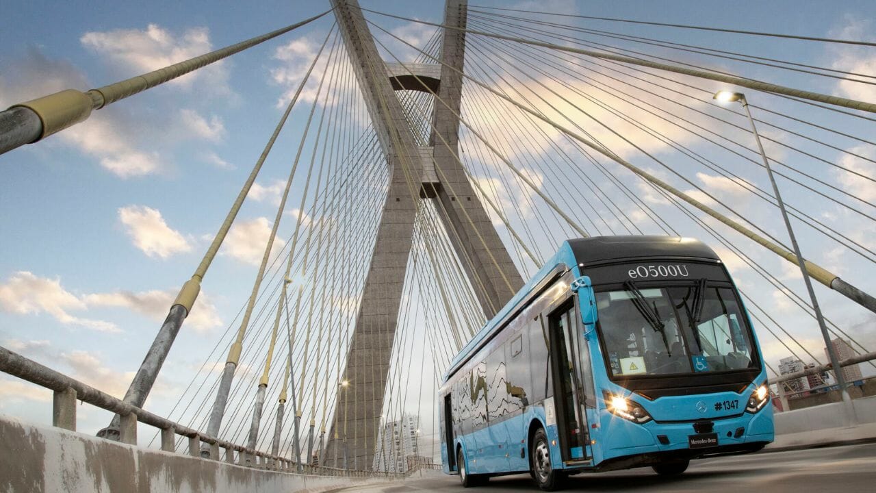 São Paulo dá um salto rumo à sustentabilidade com a entrega de 50 ônibus elétricos pela Mercedes-Benz