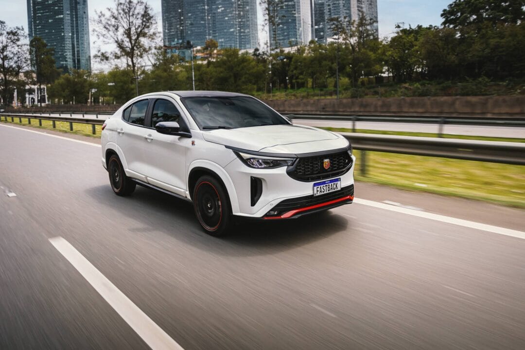 O Fiat Fastback Abarth 2024 acelera de 0 a 100 km/h em incríveis 7,6 segundos e atinge uma velocidade máxima de 220 km/h, proporcionando uma experiência sem igual.