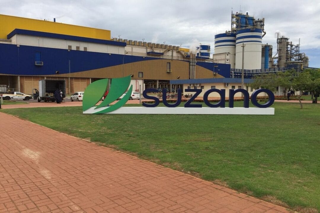 Além de aumentar a produção e modernizar suas unidades, a nova fábrica de papel tissue da Suzano em Aracruz será responsável por empregar muitos moradores locais.