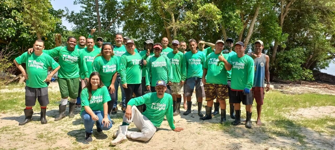 Em apenas um mês, pescadores removem 10 toneladas de resíduos da Baía de Guanabara com o apoio da Ocyan