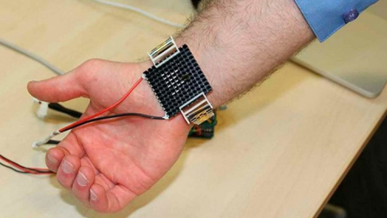 Pulseira do MIT com ar-condicionado pessoal promete acabar com o calor