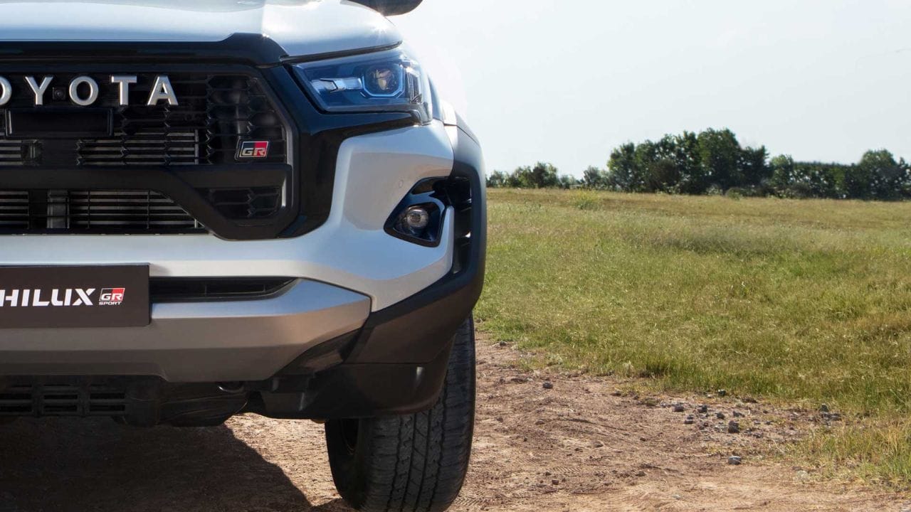 Revolução sobre rodas: Toyota Hilux 2024 desafia Chevrolet S10 em duelo de gigantes no mercado de picapes
