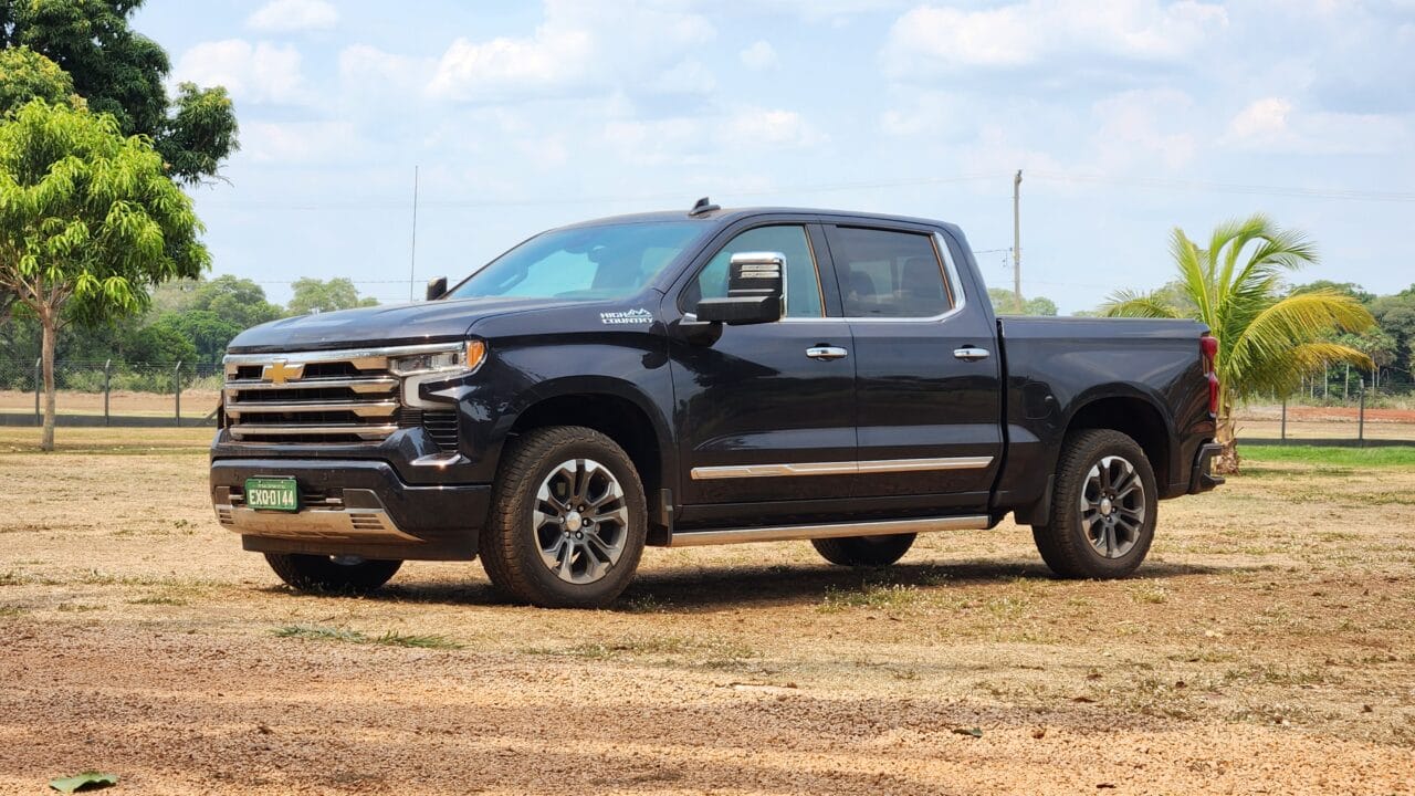 Chevrolet Silverado, caminhonetes grandes, conectividade, tecnologia, pré-venda, estribo automático, caçamba, capacidade de reboque, retrovisor expansível, retrovisor com câmera, Google nativo, desligamento de cilindros, F-150, RAM 1500, Ford, GM