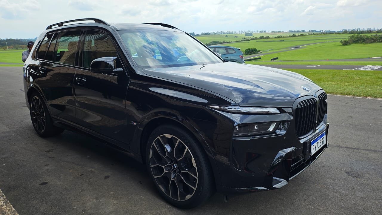 BMW, X7, SUV, 7 lugares, motor S68, V8 TwinPower Turbo, Canaltech, Fazenda Capuava, Autódromo, suspensão automática, xDrive, terrenos acidentados, terrenos irregulares, versão única, preço.