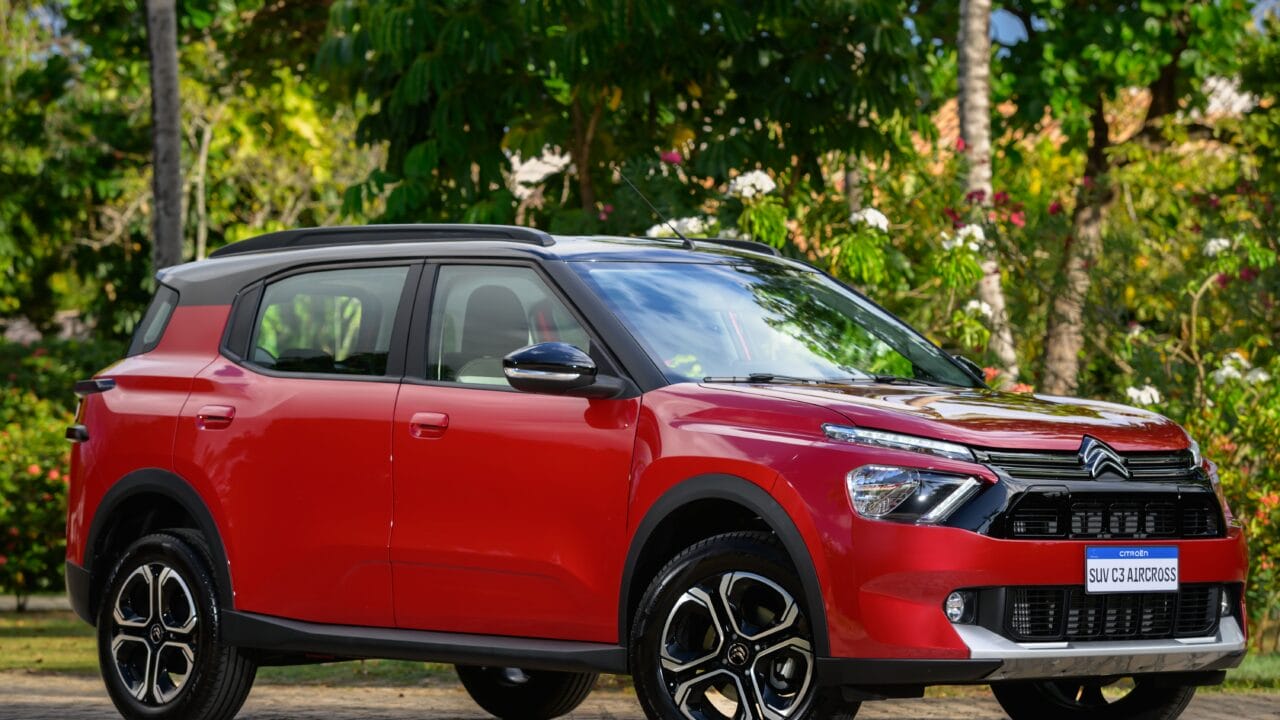 Stellantis, Citroën C3 Aircross, SUV compacto, C3 hatch, plataforma CMP, B-SUV, terceira fileira de bancos, motor 1.0 turbo, Fiat Pulse, Peugeot 208, câmbio CVT, porta-malas, tech center, cluster digital, Citroën Connect Touchscreen, Android Auto, Apple Carplay, sensor de estacionamento, rodas de liga-leve, bancos traseiros, skid plate.