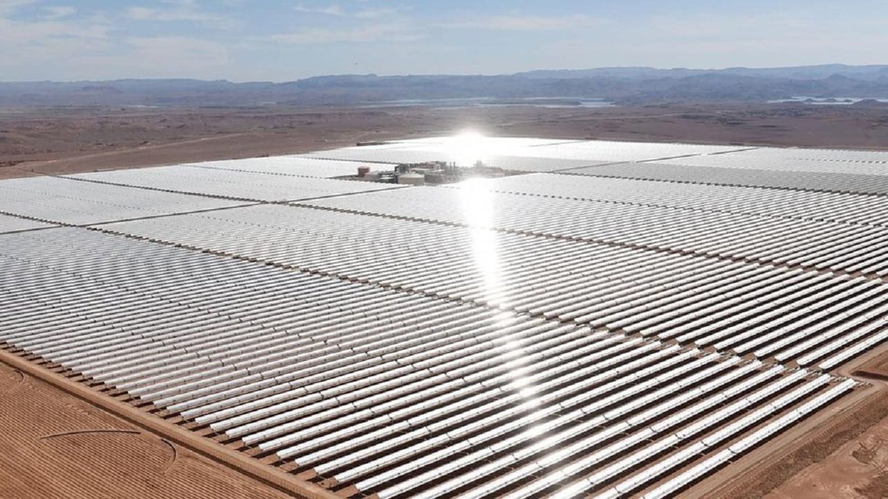 Índia faz movimento audacioso e constrói uma COLOSSAL usina hibrida que gera energia eólica e solar no deserto