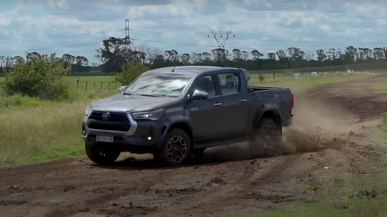 Uma combinação de luxo e espírito esportivo é a nova Toyota Hilux SRX Plus 2024