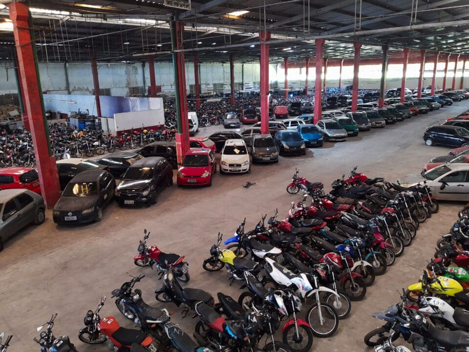 Detran anuncia leilão online com centenas de motos e carros da Ford, Fiat, Volkswagen, Honda e Yamaha a partir de R$ 200