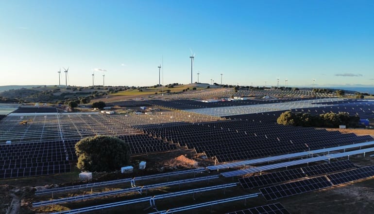 planta de energia híbrida, usina solar, parque eólico, programa de responsabilidade social, energia renovável, revitalização de comunidade, infraestrutura compartilhada