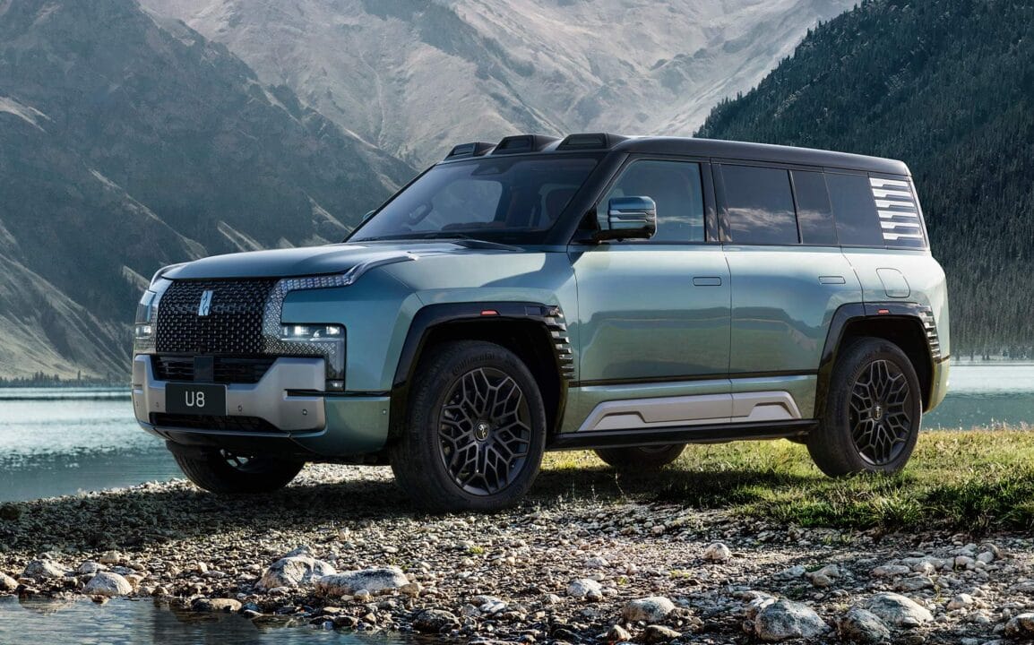 BYD revela parceria com DJI durante o evento Dream Day 2024, com o BYD U8, um carro elétrico com dock para drones no teto.