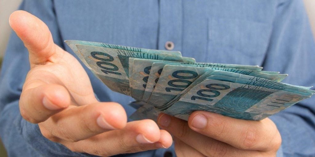 Bancos oferecem empréstimos com boas condições para pagar. (Imagem: reprodução)