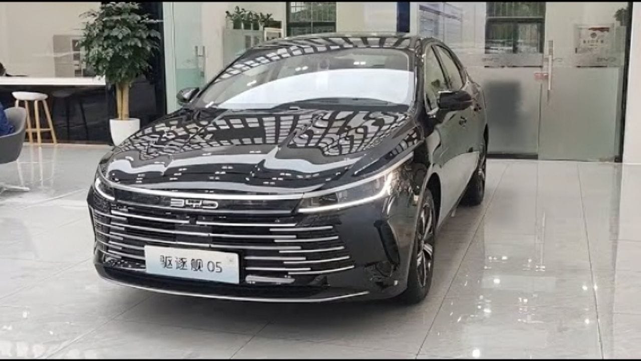 Destroyer 05 é o novo sedan da BYD no Brasil! É impulsionado pelo avançado sistema híbrido plug-in e motor a combustão de 1.5L aspirado