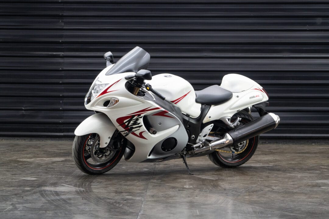 Uma Suzuki Hayabusa, a moto mais rápida do mundo na década de 90, está à venda no Brasil por apenas R$ 60 mil. A moto é um modelo raro de 2009, com apenas 13.800 km rodados, e está em ótimo estado.