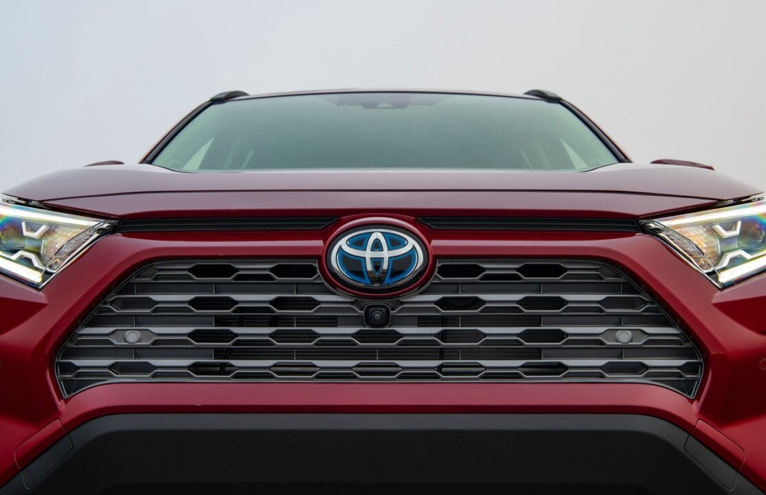 Toyota renova sua frota no Brasil com lançamento de novos carros em 2024: nova picape Tacoma, sedã Corolla híbrido, SUV Yaris Cross, Toyota RAV4 e muito mais!