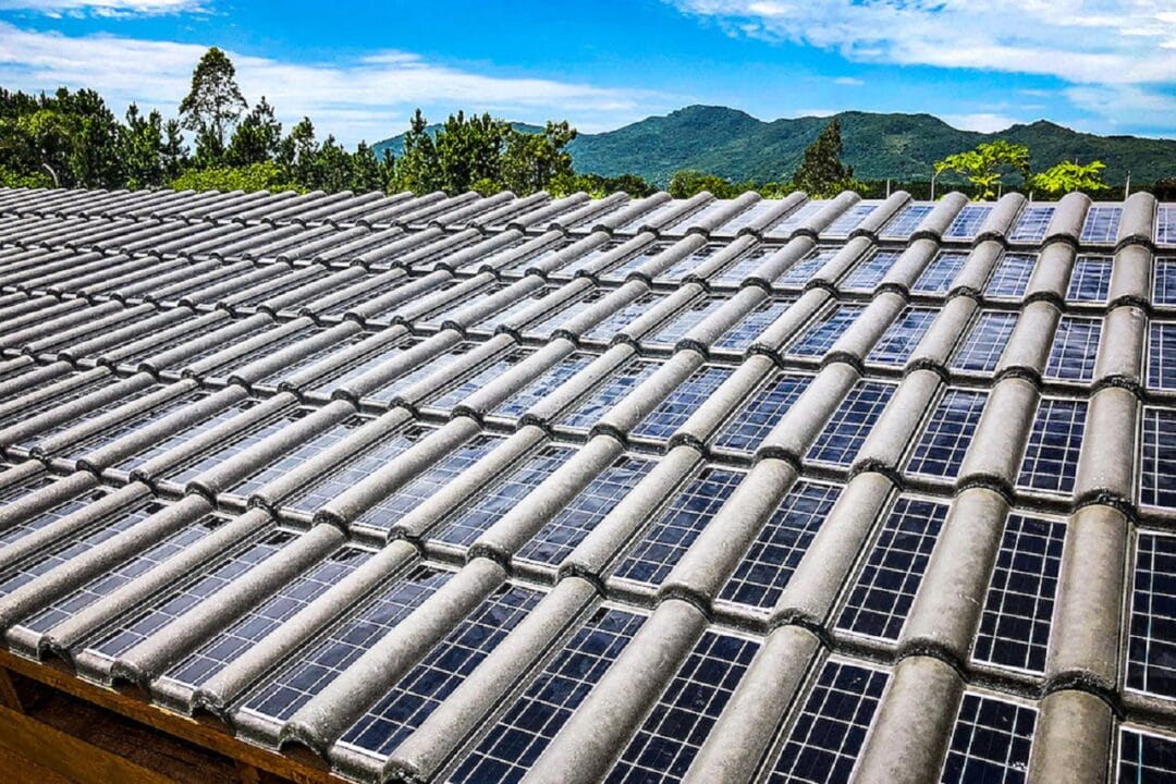 A primeira telha solar brasileira “Tégula Solar” chega ao mercado já certificada pelo INMETRO e promete reduzir sua conta de luz!