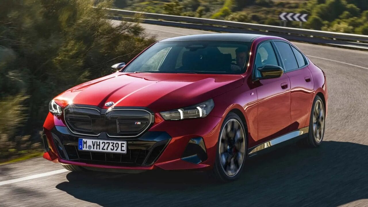 BMW i5 M60 2024 chega ao mercado com 601 cv, motor elétrico e design impecável para os amantes de carros